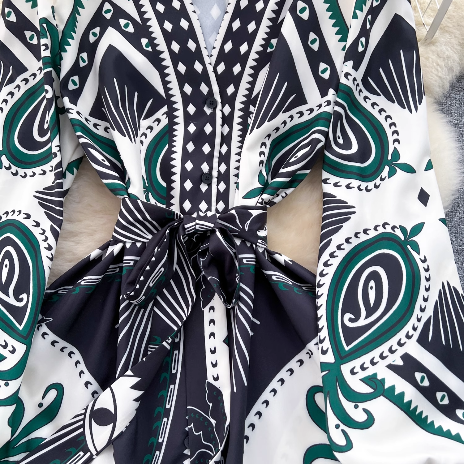 Elegant printed maxi dress with a belted waist - View 6 | Lwiis