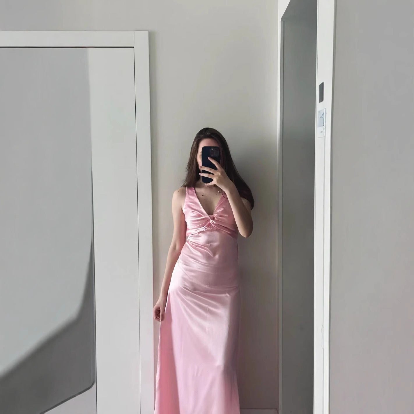 Elegant satin maxi dress with V-neckline and A-line silhouette - View 6 | Lwiis