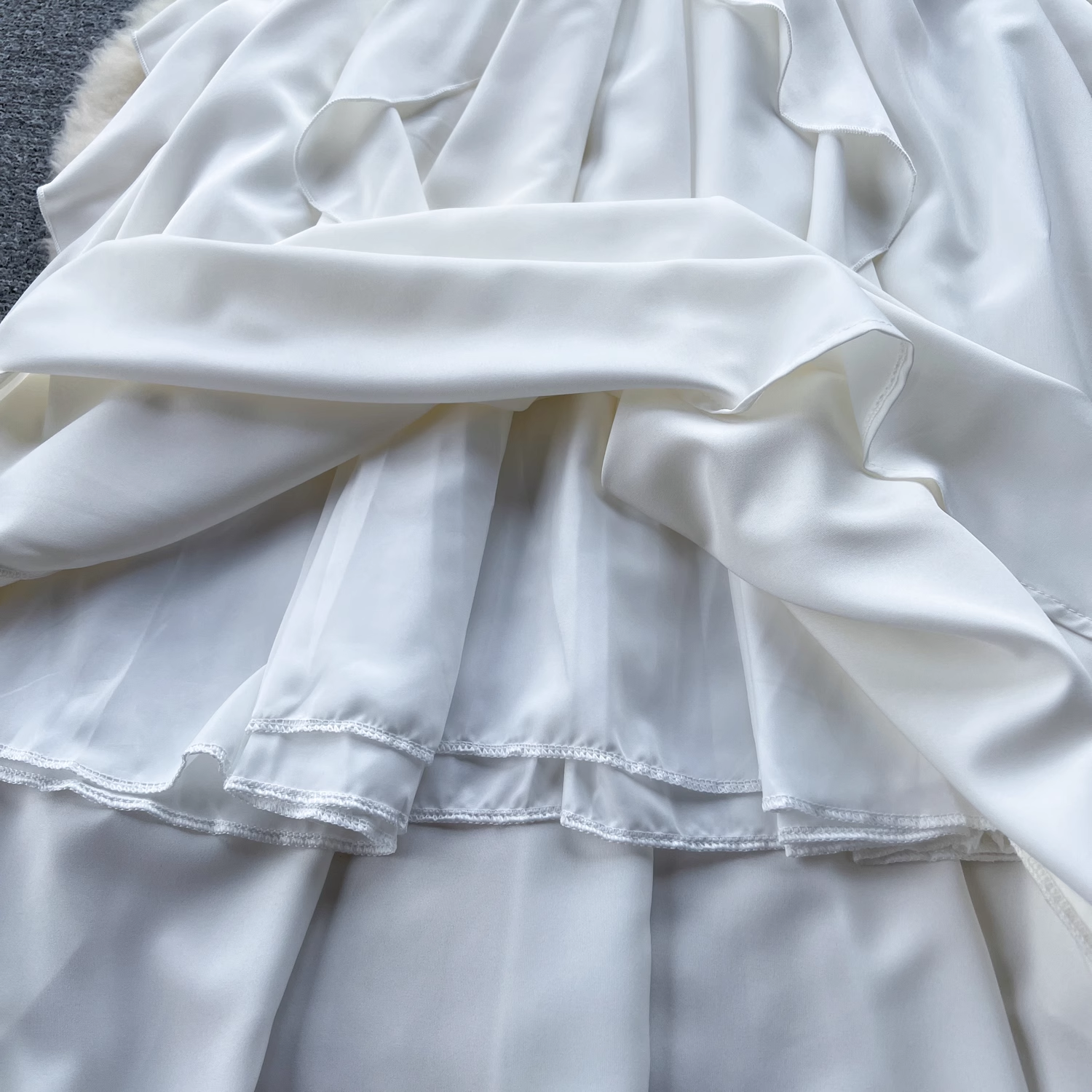 Elegant ruffled satin maxi dress with V-neckline - View 6 | Lwiis