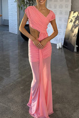 Maxikleid mit schrägem Ausschnitt, Taillenausschnitt, Raffungen, schmaler Passform und transparentem Saum – Rosa